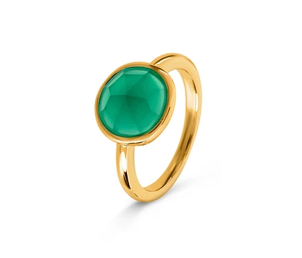 Detailaufnahme eines goldenen Rings mit einem ovalen, grünen Stein.
