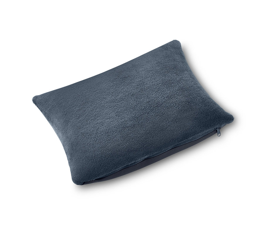 Blaues 2-in-1-Reisekissen auf weißem Hintergrund.