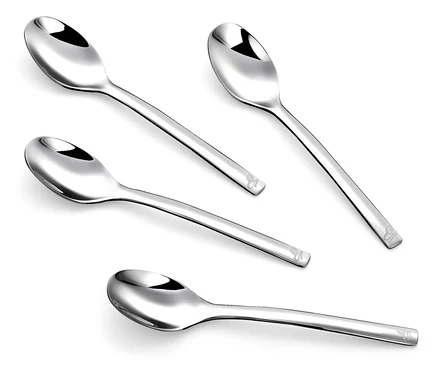 Vier Espressolöffel, 4er Set, auf weißem Hintergrund.