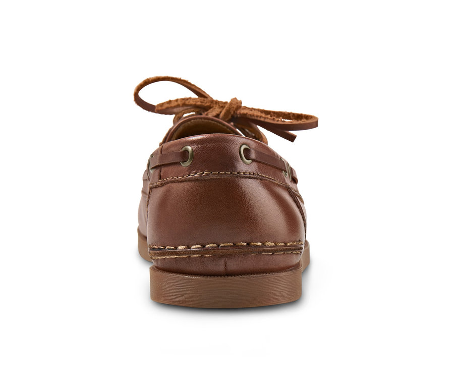 Detailaufnahme der Rückseite eines braunen Leder-Bootsschuhs mit Schnürsenkeln.