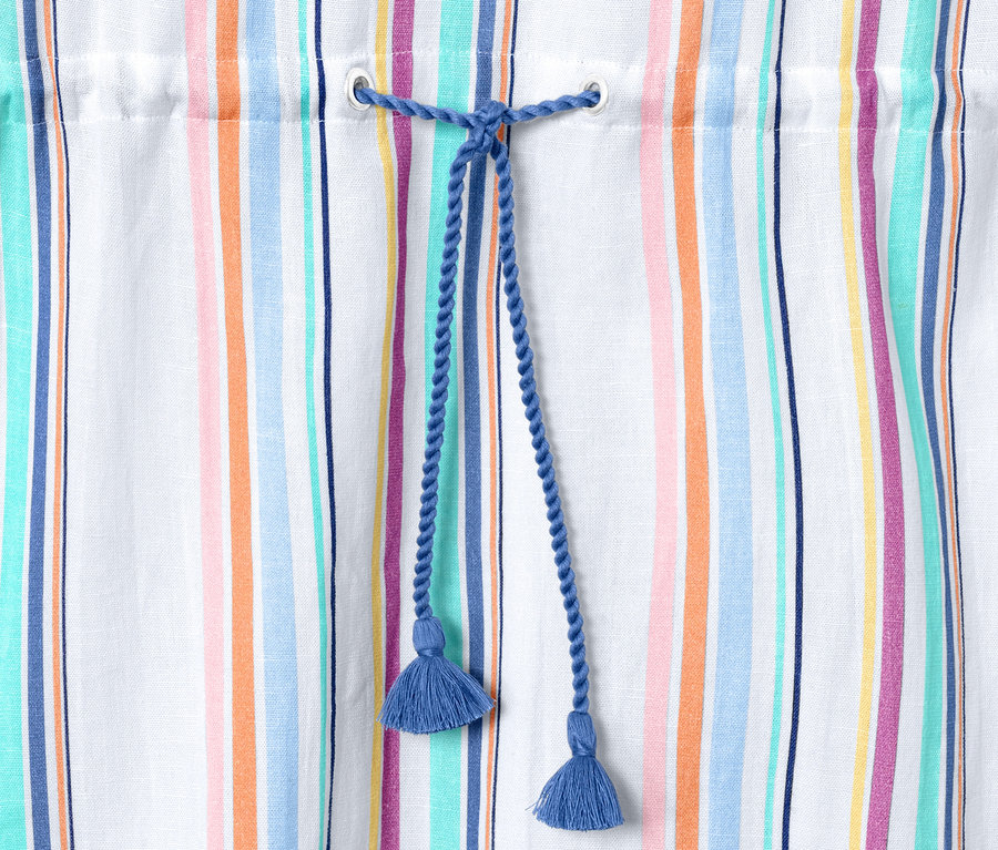 Detailaufnahme eines gestreiften Kaftans aus Bio-Baumwolle mit Kordelzug.