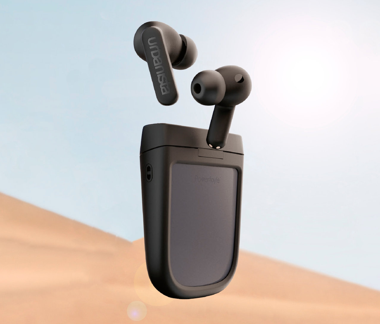Schwarze In-Ear Kopfhörer mit Solarladefunktion »Urbanista Phoenix« schweben über dem offenen Ladecase vor einem sandfarbenen Hintergrund.