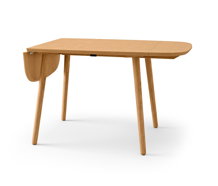 Ein ausziehbarer Esstisch mit einer heruntergeklappten Seite.