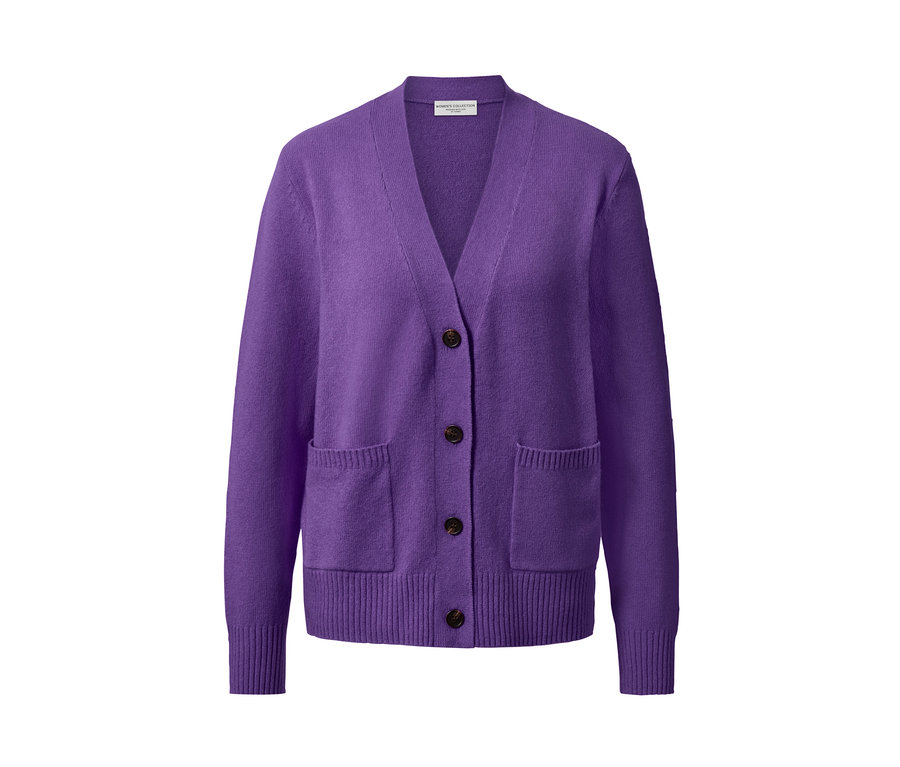 Lila Strickjacke mit Wolle, Knöpfen und Taschen.