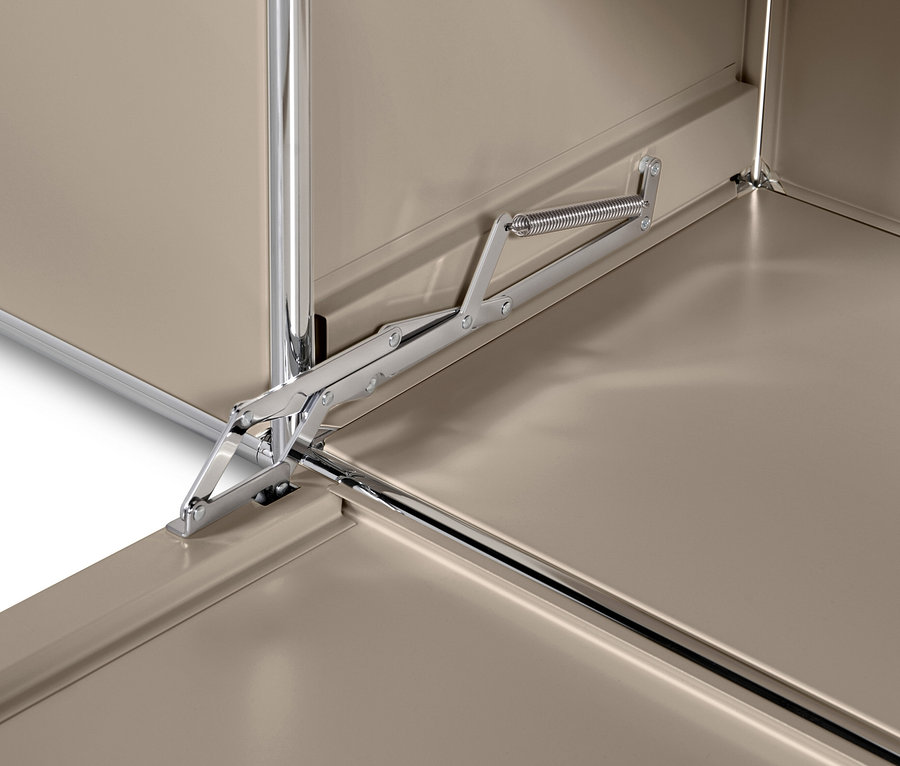 Detailansicht des Sideboards Metall »CN3« mit 2 Klappen und Glasböden in Taupe.