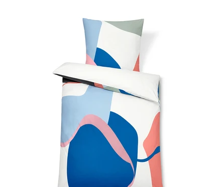 Ein Baumwollbettwäsche-Set mit geometrischem Muster in Blau, Rosa, Grün und Weiß. Abgebildet sind Bettwäsche in Normalgröße und Übergröße.
