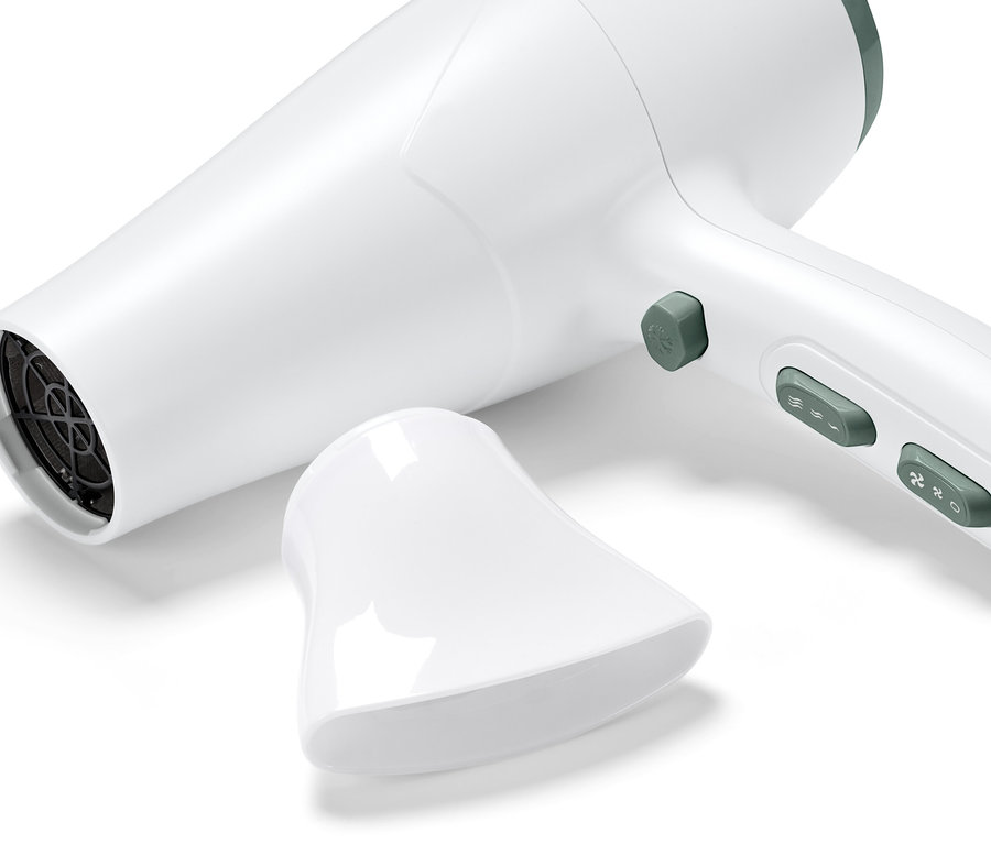 Nahaufnahme eines weißen Ionen-Haartrockners und seines Aufsatzes auf weißem Hintergrund.