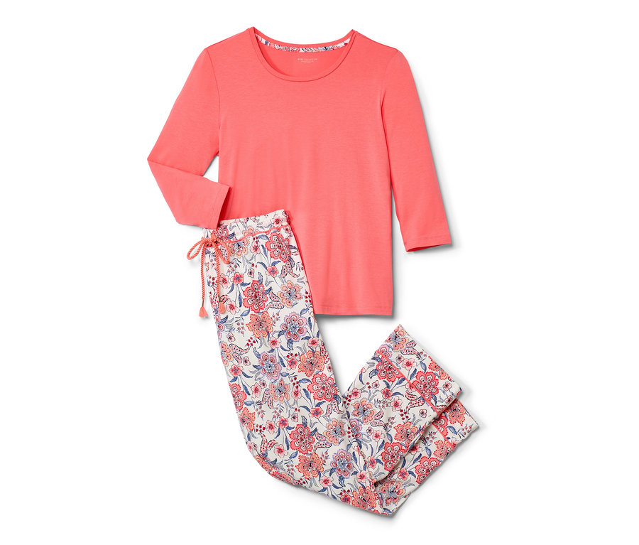 Rosa Pyjamaoberteil mit langen Ärmeln und geblümte Hose.