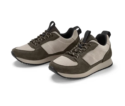Zwei Veloursleder-Sneaker in Beige und Khaki.