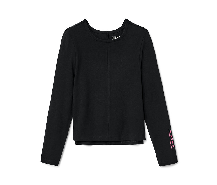 Schwarzes Kinder-Langarmshirt liegt auf einem weißen Hintergrund.