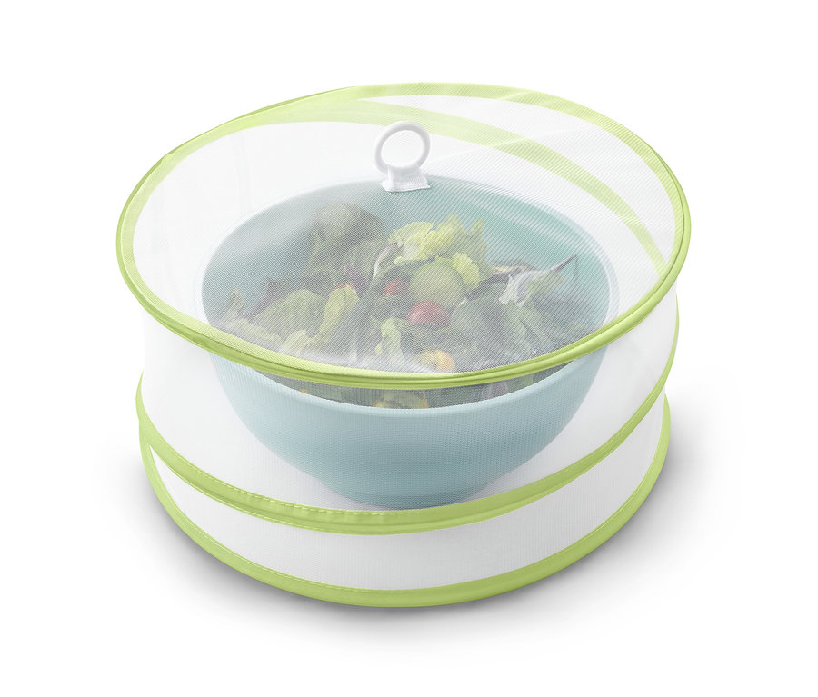 Faltbare Abdeckhaube auf einer Schüssel Salat.