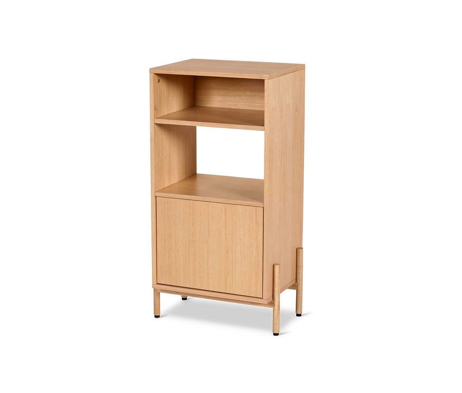 Ein Badschrank mit Holzfurnier mit zwei Regalen und einem Schrank steht vor einem weißen Hintergrund.