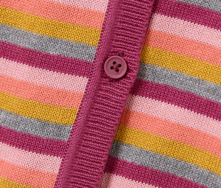 Detailansicht einer Kinder-Strickjacke mit bunten Streifen und Knopf.