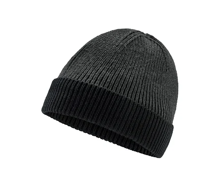 Detailaufnahme einer schwarzen Strickmütze.