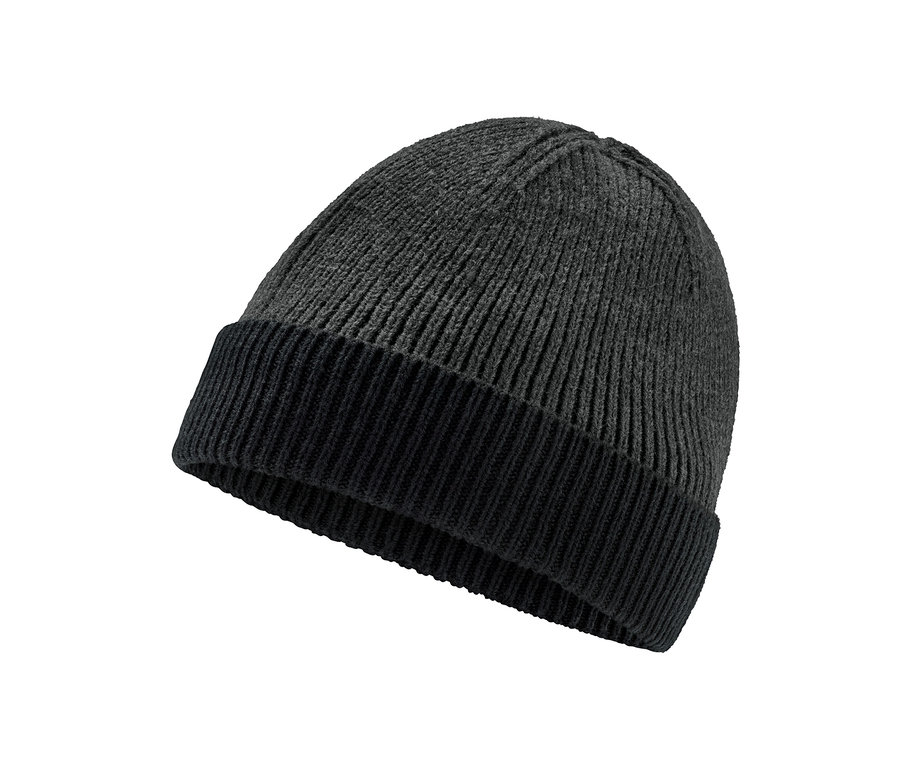 Detailaufnahme einer schwarzen Strickmütze.