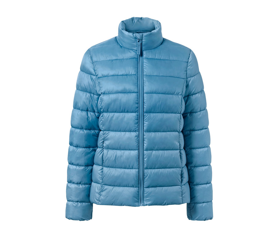 Hellblaue Steppjacke mit Reißverschluss.