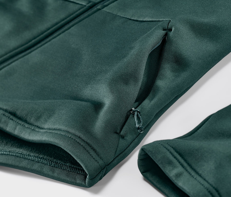 Detailansicht einer dunkelgrünen Thermojacke.