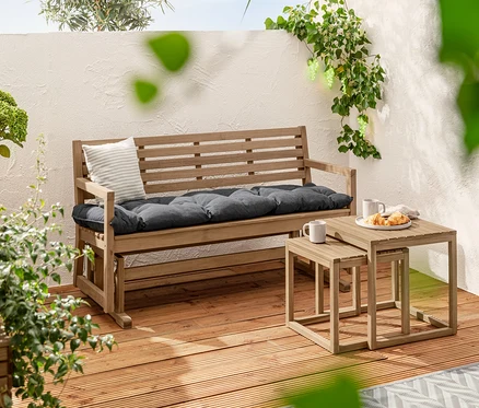 Ein Beistelltisch-Set »Lenja« steht neben einer Gartenbank mit einer Sun Garden Gartenbank-Auflage, ca. 160 x 50 cm. Im Hintergrund befinden sich 2 Solar-Steckleuchten und eine Solar-Lichterkette »Weintrauben«.