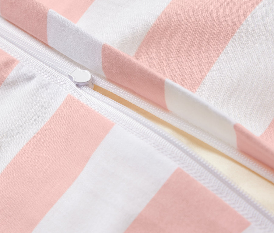 Detailansicht von rosa gestreifter Renforcé-Bettwäsche in Normalgröße mit Reißverschluss.