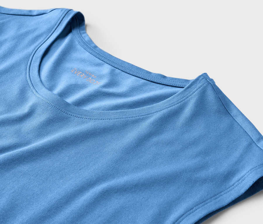 Detailaufnahme eines blauen Nachthemds.