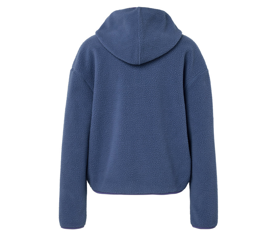 Rückansicht eines blauen, flauschigen Kapuzenpullovers.
