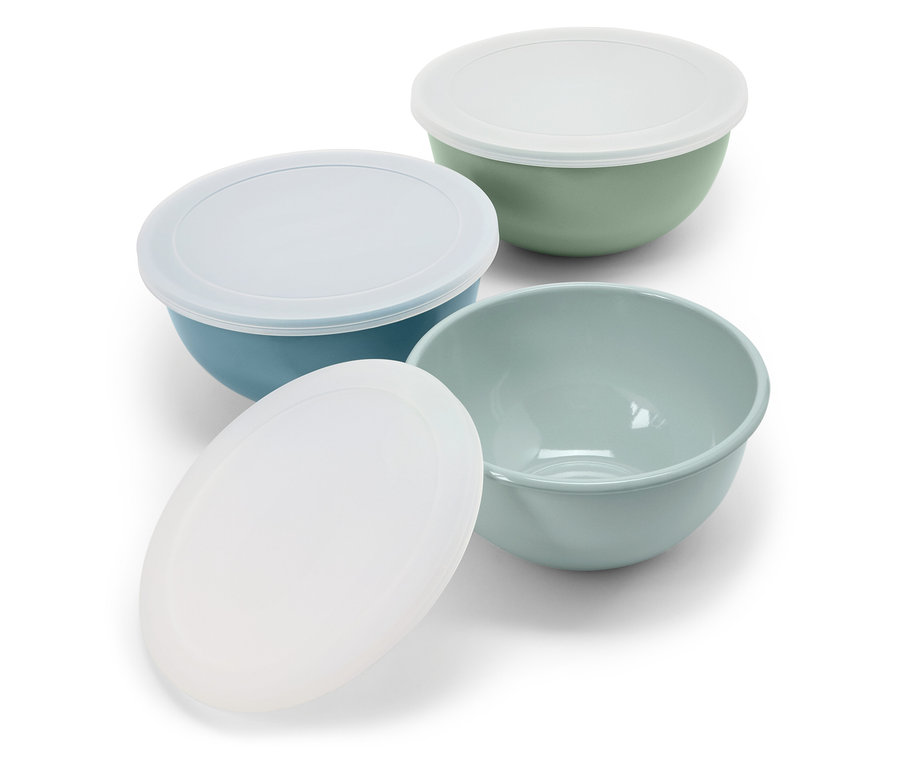 Vier farbige Schüsseln, zwei davon mit Deckel, auf einem weißen Hintergrund.
