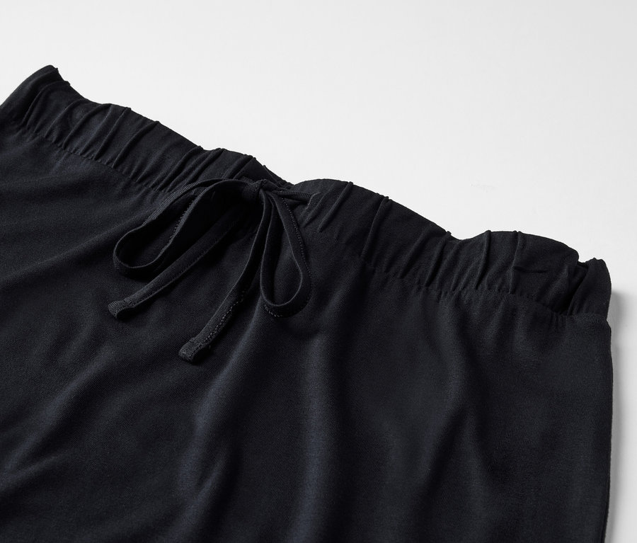 Detailaufnahme eines langen Jerseyrocks mit Kordelzug in der Taille.