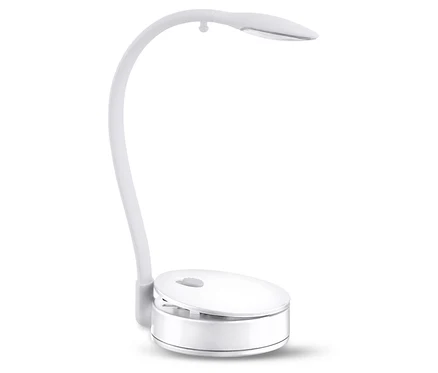 Eine weiße Lampe auf einem weißen Hintergrund.