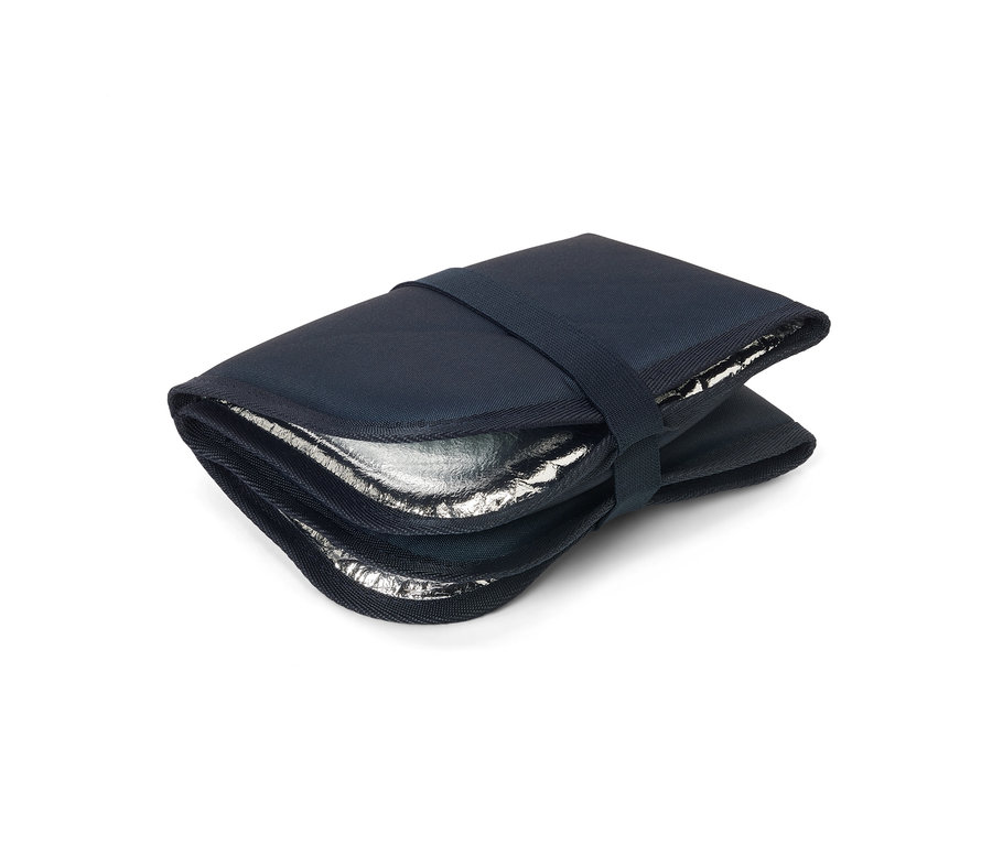 Ein faltbares Thermo-Sitzkissen in Dunkelblau mit silberner Innenseite.
