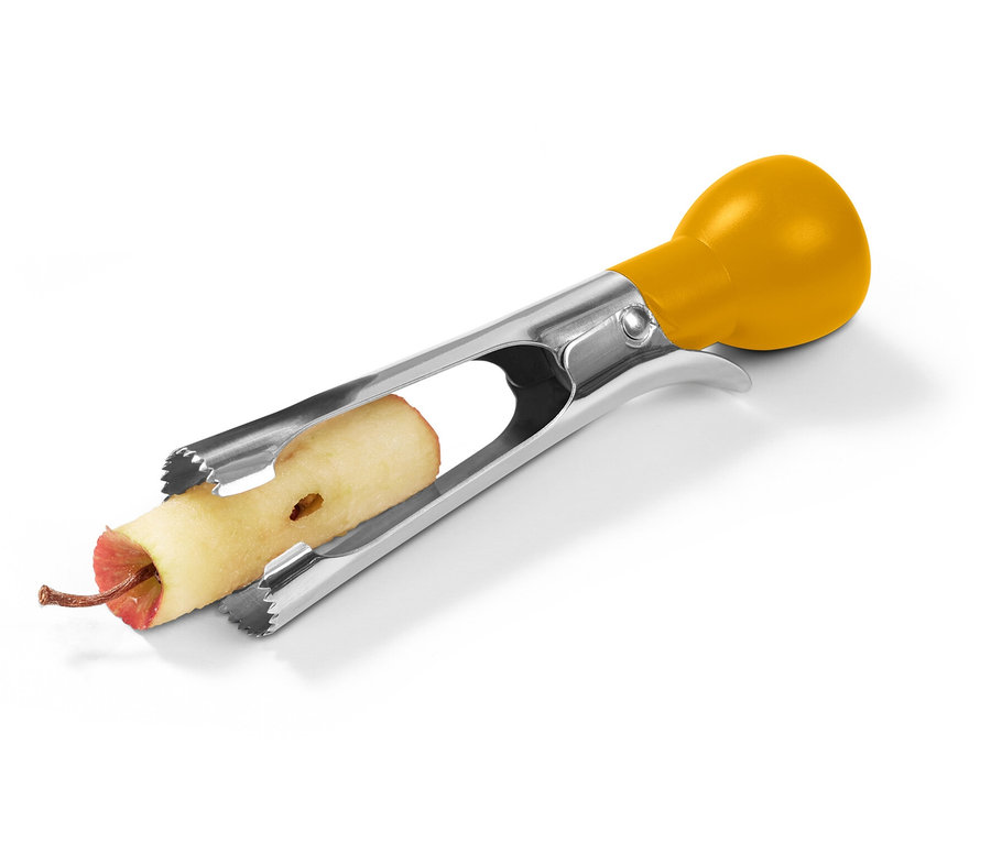 Geschälter Apfel in einem Apfelentkerner mit gelbem Griff.