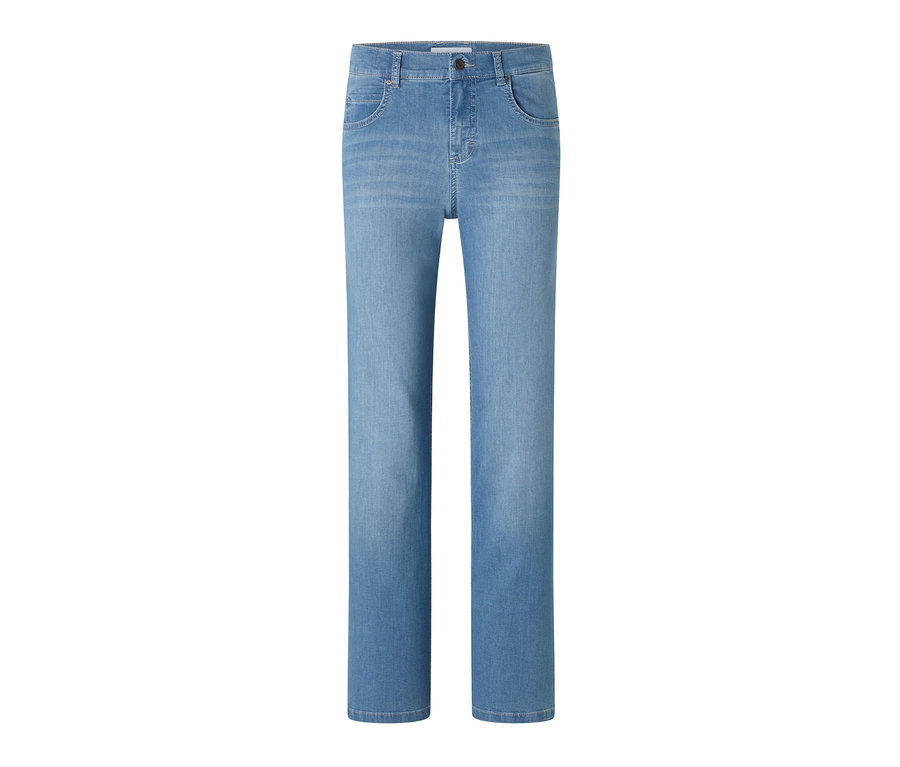 Helleblaue Angels Jeans »Lara« Straight Fit auf weißem Hintergrund.