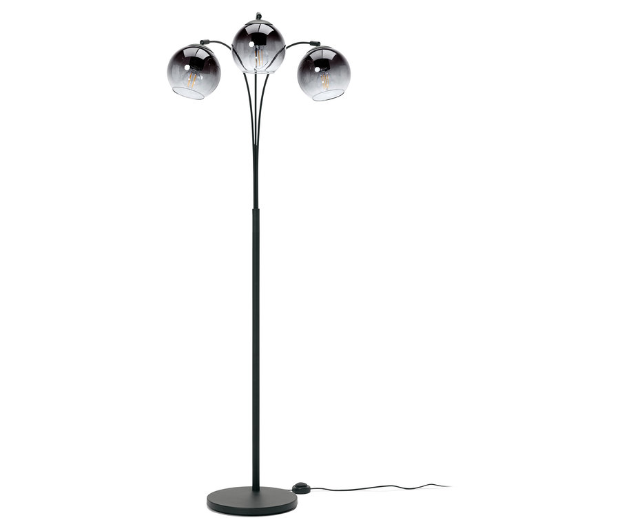 Schwarze Stehlampe mit drei Glasschirmen.