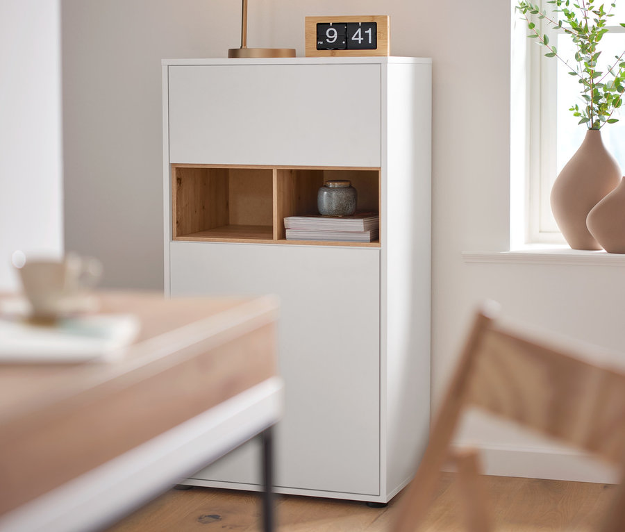 Retro-Klappziffern-Tisch-Uhr steht auf einem Highboard mit Details in Eichendekor neben der Tischleuchte »Glaskugel«.