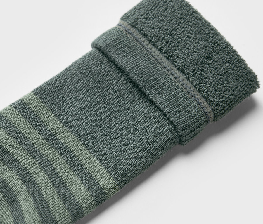Detailaufnahme einer Kinder-Gummistiefel-Socke (2 Paar), Trucks, mit grünen Streifen und umgeschlagenem Saum.