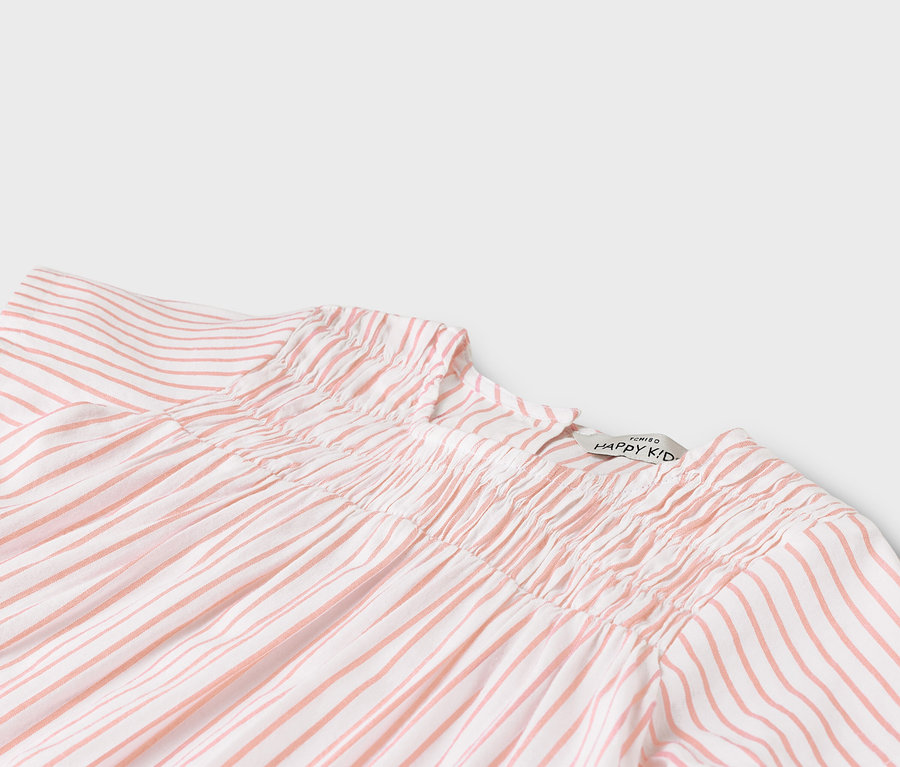 Detailaufnahme eines weiß-rosa gestreiften Hemdes mit gerafftem Ausschnitt und Etikett.