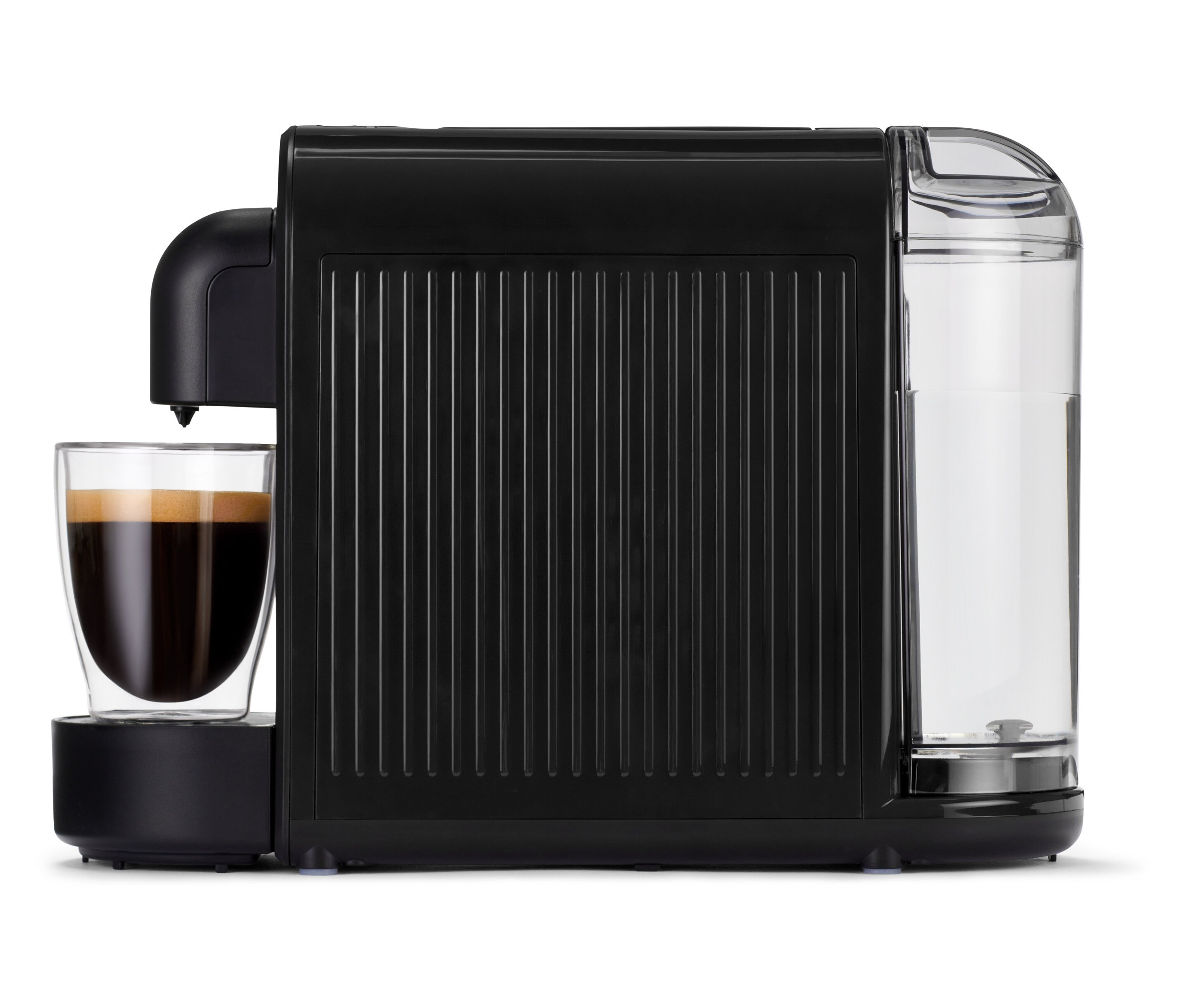 Eine schwarze Cafissimo now black Kaffeemaschine mit einer Tasse Kaffee davor.