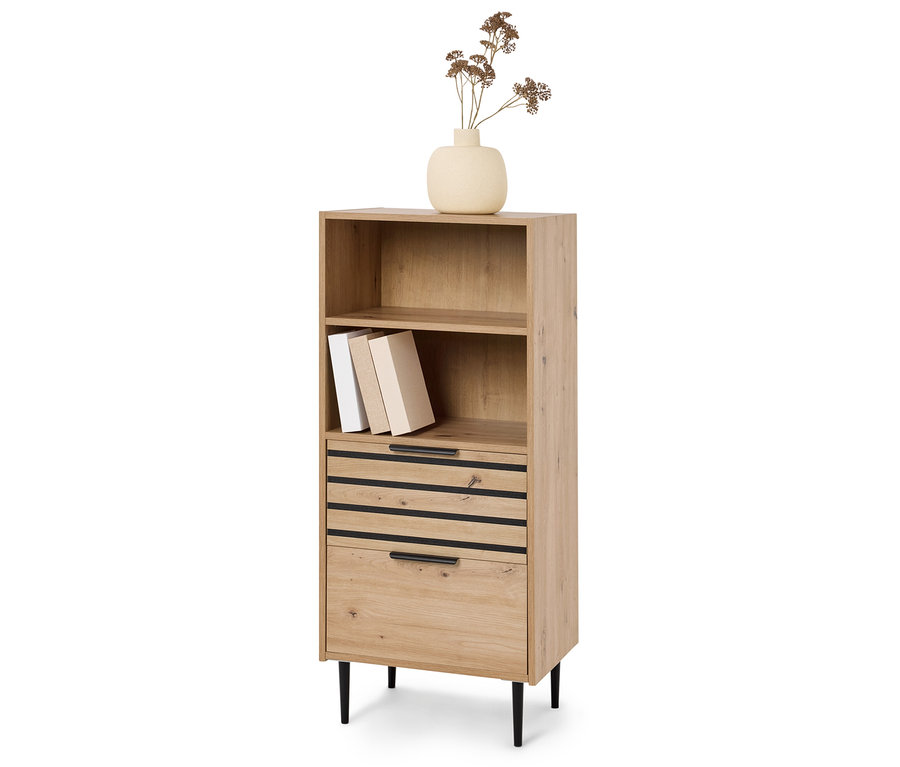 Ein Bücherregal aus hellem Holz mit schwarzen Griffen, Büchern und einer Vase mit Blumen darauf.