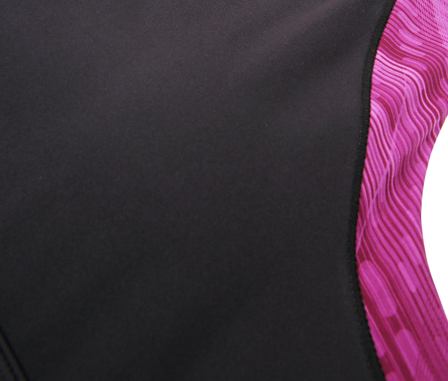 Nahaufnahme eines schwarzen Fila Sport-BHs mit pinkfarbenem Muster an Trägern und Ausschnitt.