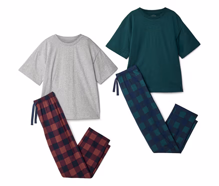 Zwei Pyjama-Sets liegen nebeneinander, bestehend aus einem grauen und einem grünen T-Shirt sowie karierten Hosen in Rot und Blau.