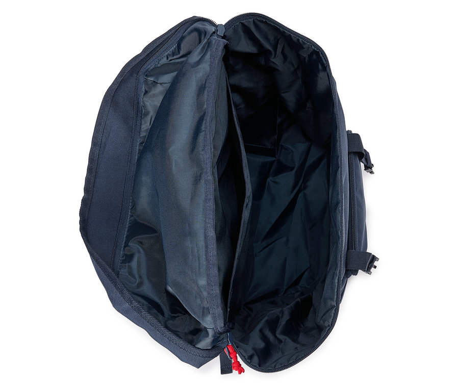 Geöffnete, dunkelblaue Reisetasche mit mehreren Fächern, von oben fotografiert.