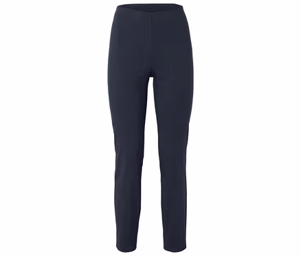 Dunkelblaue, enge Stoffhose vor weißem Hintergrund.