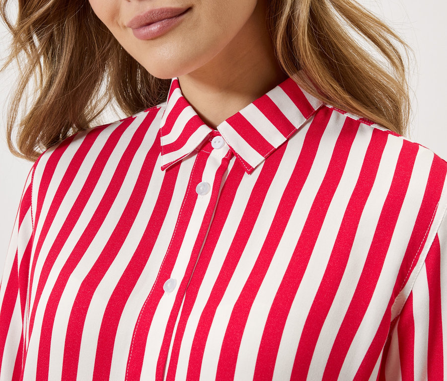 Nahaufnahme einer Frau, die ein rot-weiß gestreiftes Hemd trägt.