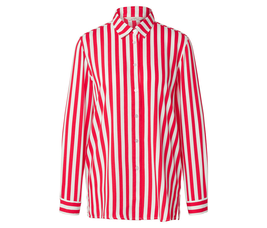 Ein rot-weiß gestreiftes Hemd mit langen Ärmeln liegt auf einem weißen Hintergrund.