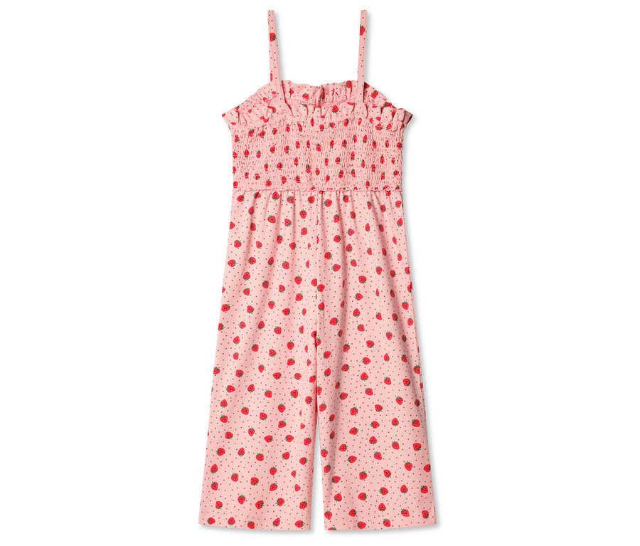 Ein rosa Jumpsuit mit Erdbeeren und roten Punkten liegt flach auf dem Boden.