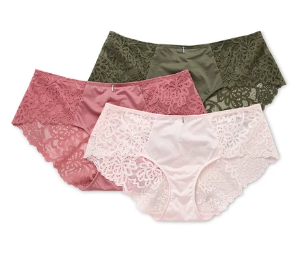 Drei Damenslips in Rosa, Altrosa und Olivgrün liegen übereinander, mit Spitzendetails an den Seiten.