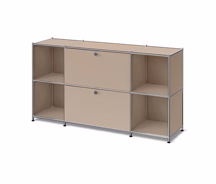 Ein beiges, modulares Aufbewahrungsmöbel mit Chromrahmen, bestehend aus zwei offenen Regalfächern links, zwei geschlossenen Schränken mit runden Griffen in der Mitte und zwei offenen Regalfächern rechts, alle in zwei Reihen angeordnet.