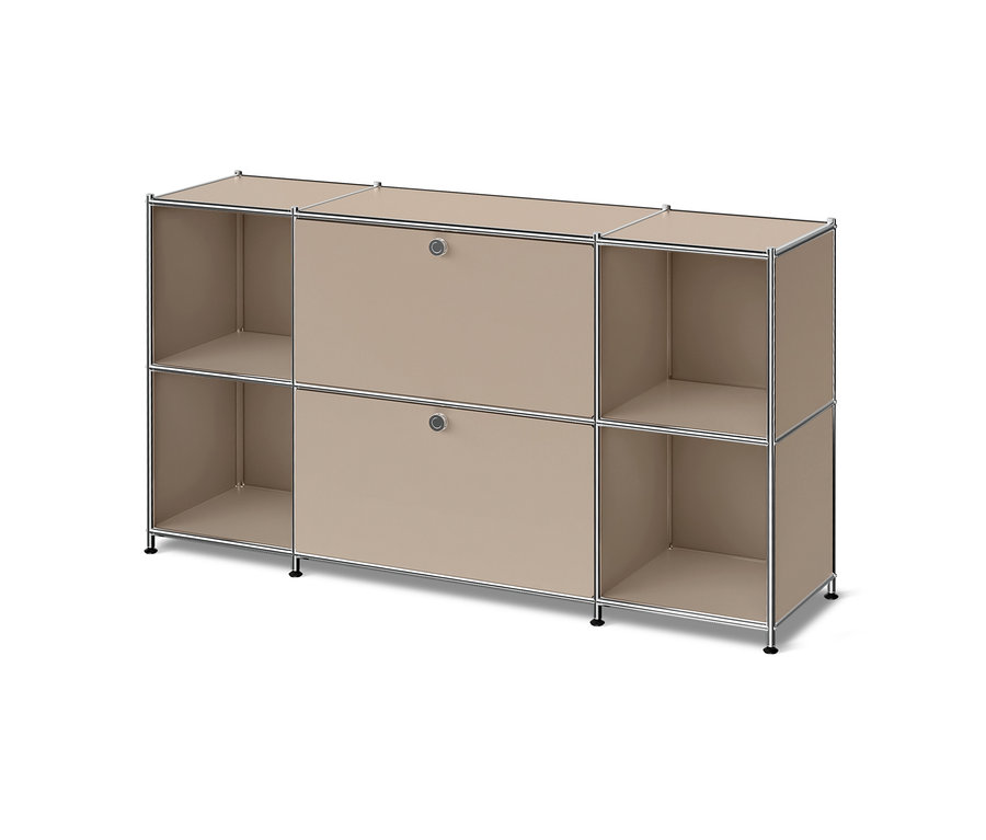 Ein beiges, modulares Aufbewahrungsmöbel mit Chromrahmen, bestehend aus zwei offenen Regalfächern links, zwei geschlossenen Schränken mit runden Griffen in der Mitte und zwei offenen Regalfächern rechts, alle in zwei Reihen angeordnet.