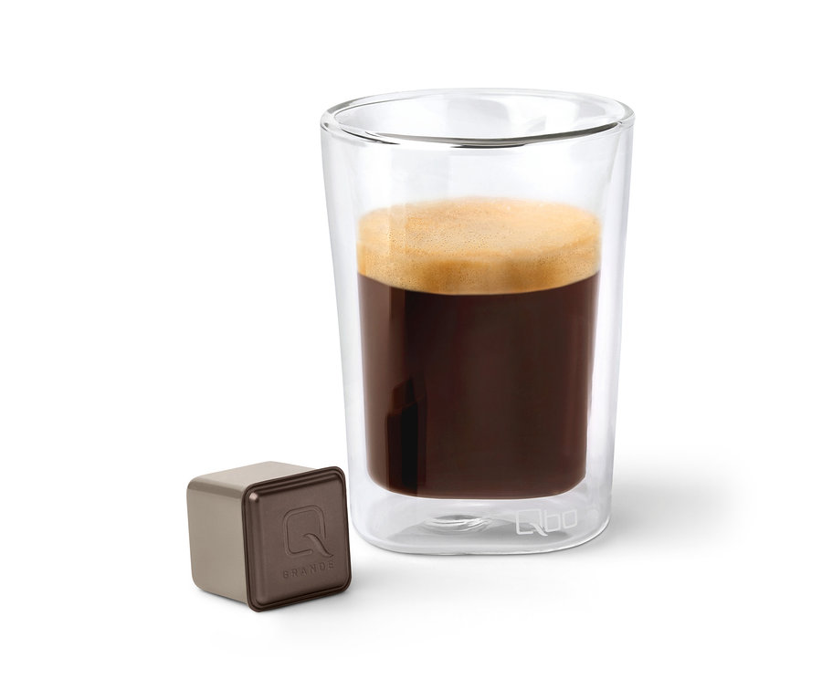 Kaffee im Glas neben Qbo Caffè Grande ESPÍRITO SÃO PAULO Kapsel.