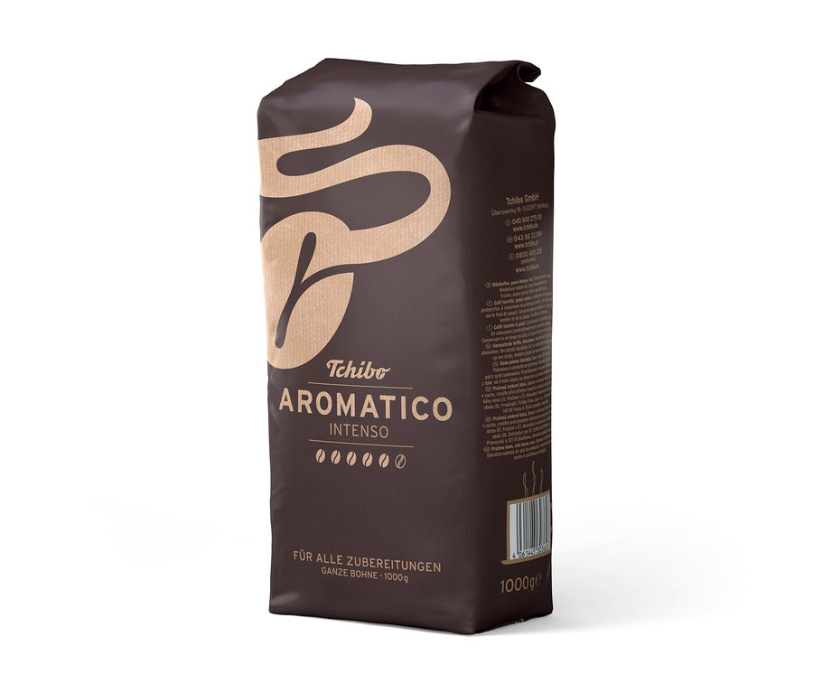 Eine braune Packung Aromatico Intenso - 1 kg Ganze Bohne Kaffee von Tchibo steht aufrecht.