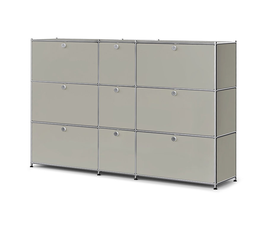 Ein hellgrauer modularer Schrank mit neun Fächern, jedes mit einer Tür und einem runden silbernen Griff, umrahmt von einer silbernen Metallstruktur.